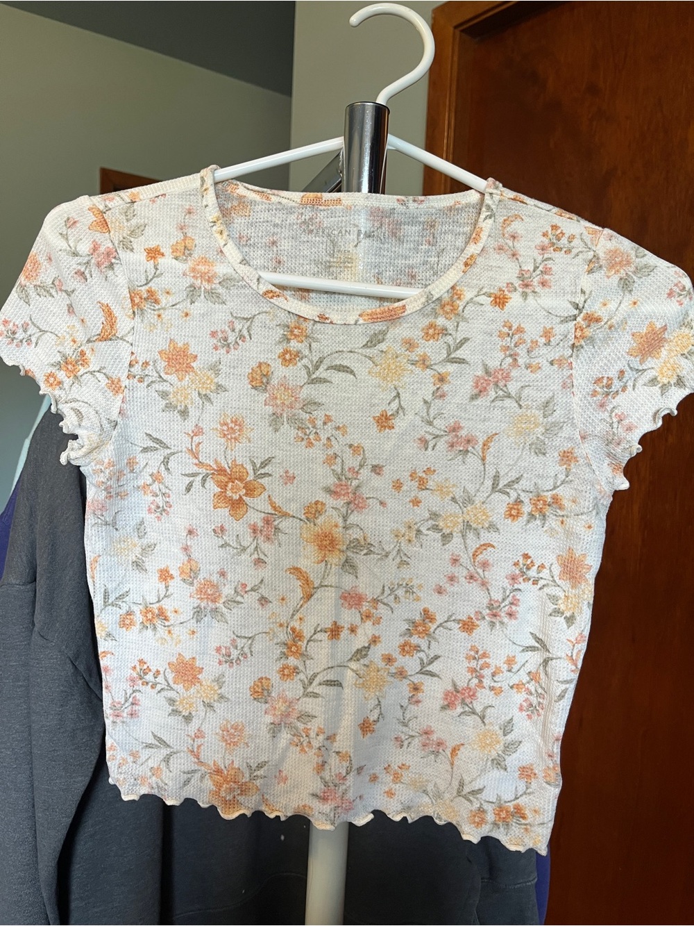 American Eagle Outfitters White Crop Top with Peach Floral Print